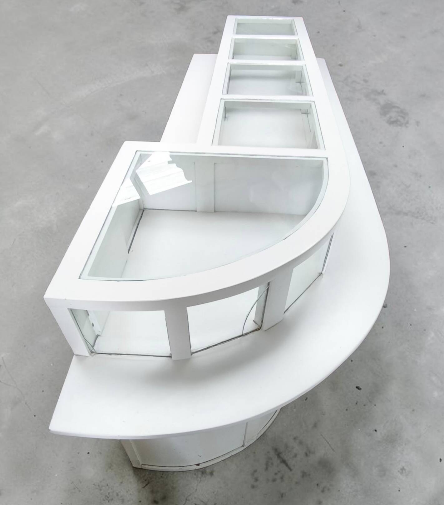 Large rounded showcase counter
