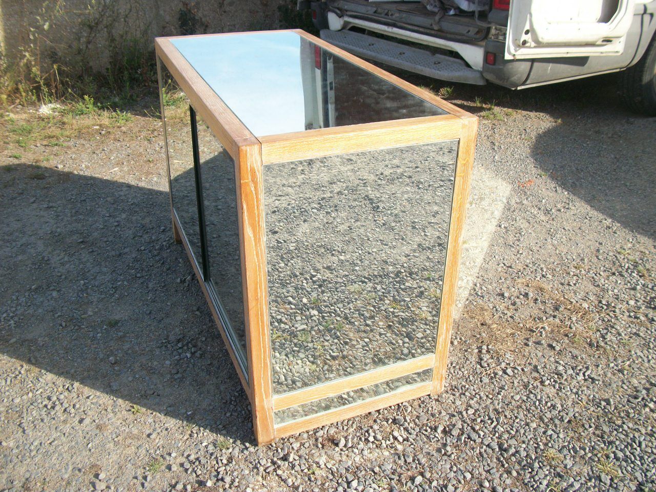 Small vintage buffet of commerce surrounded by mirrors