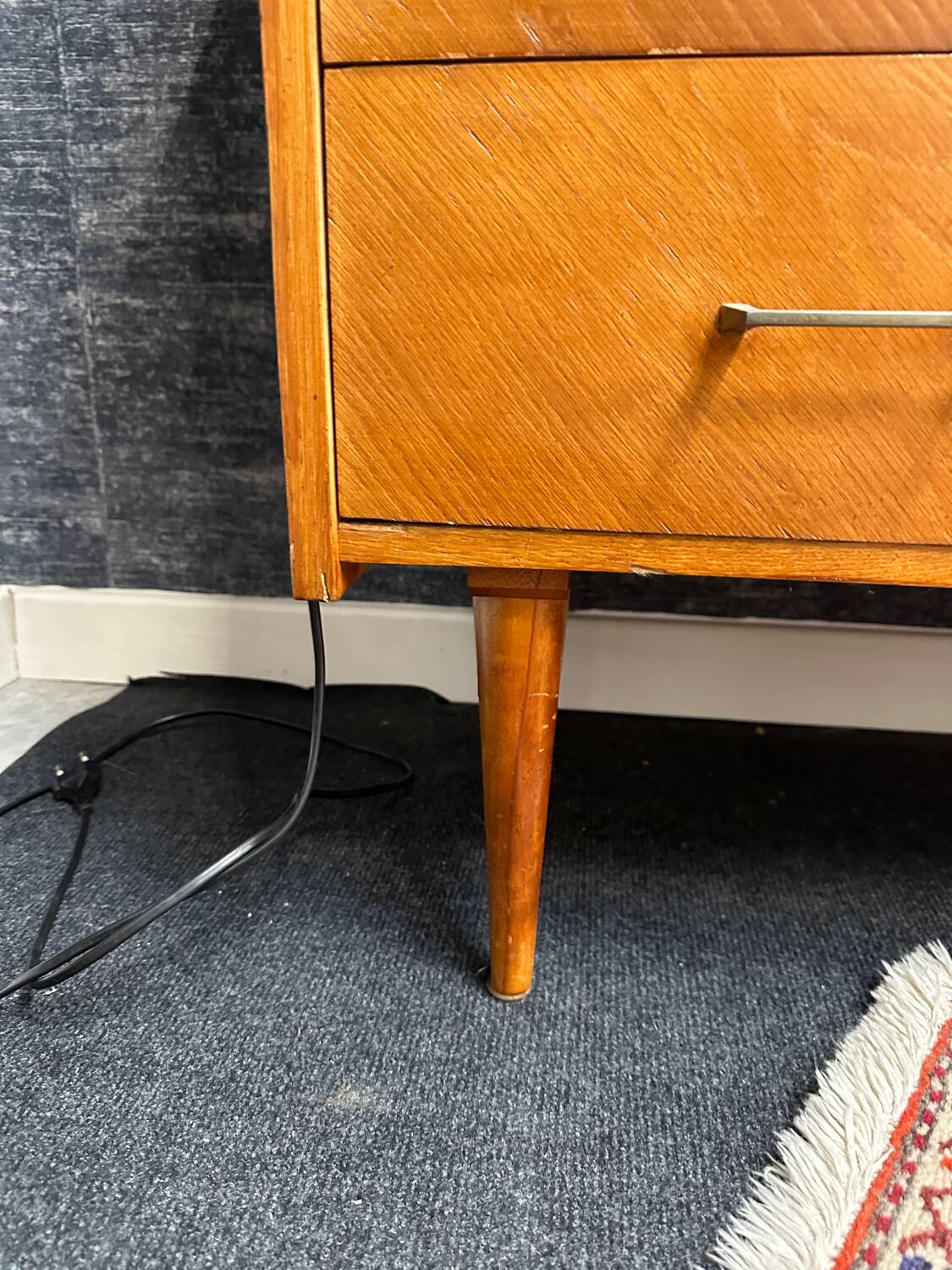 Commode vintage pieds fuseaux