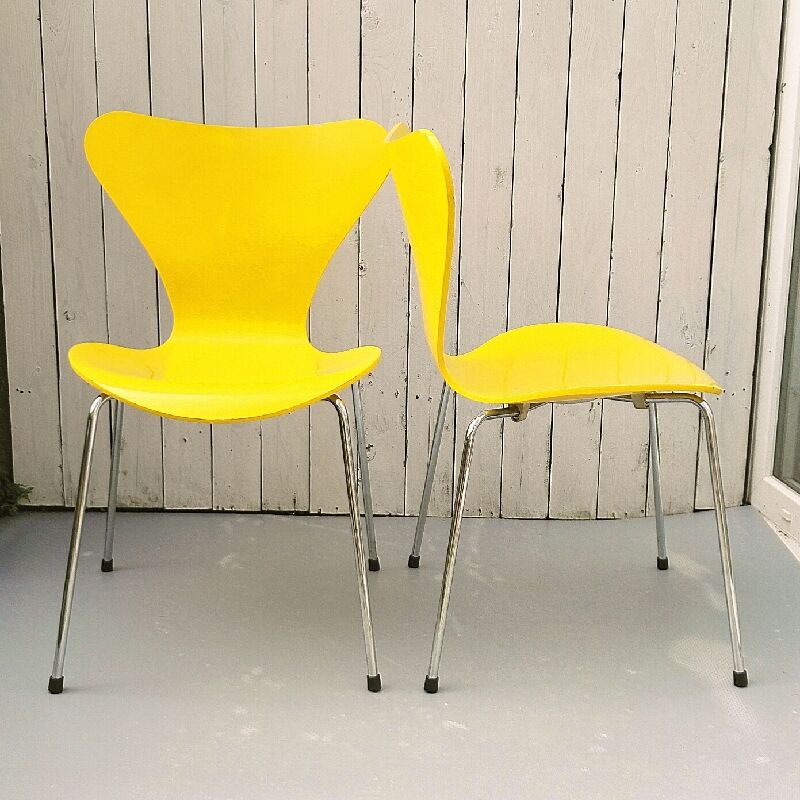 Pair of chairs Arne Jacobsen for Fritz Hansen edition 2001 yellow clove