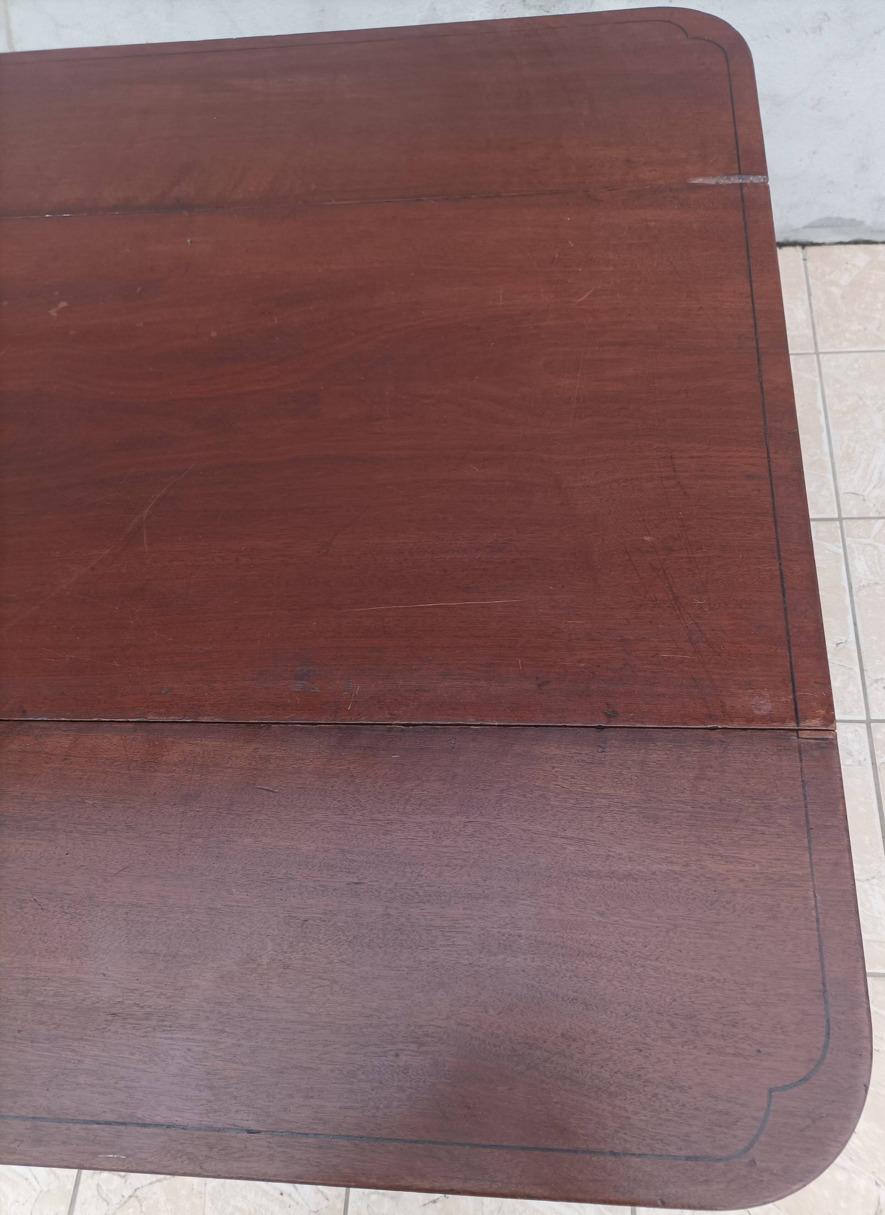 English drop-leaf table in mahogany from the 19th century.