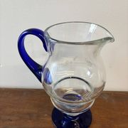 Carafe en verre bleu