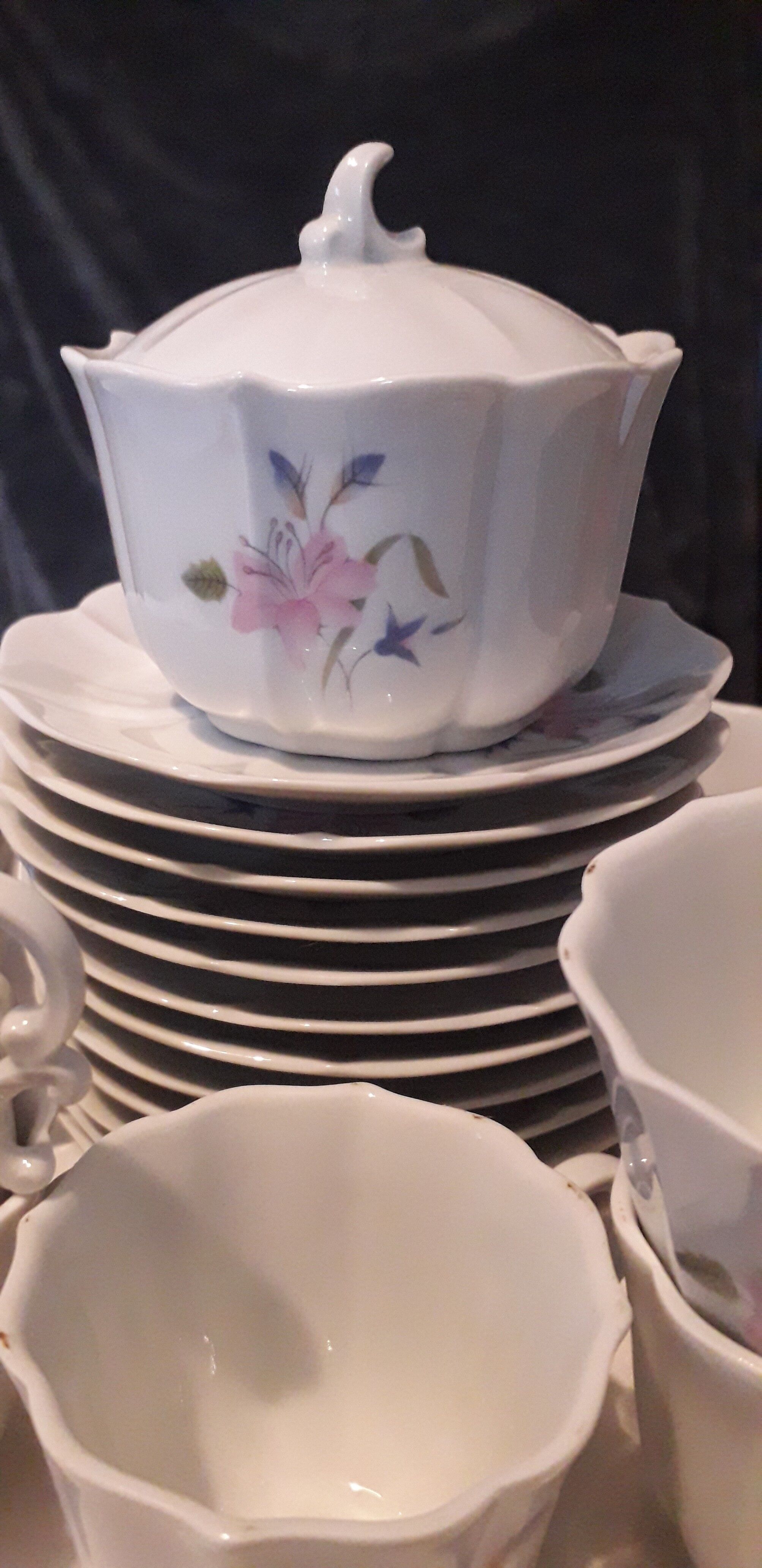 Coffee service: 12 cups and saucers + sugar in fine Limoges porcelain