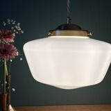 Suspension globe vintage en opaline blanche