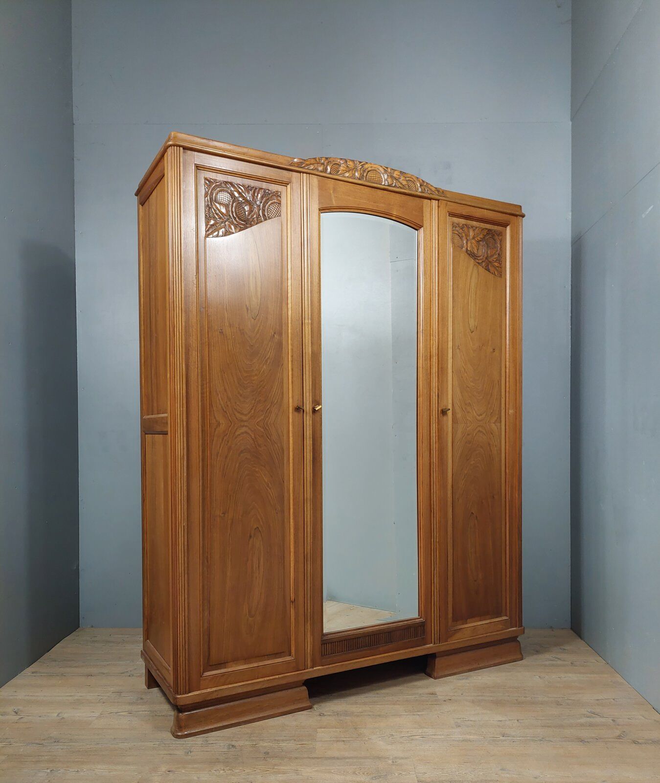 Armoire de style Art Déco en noyer