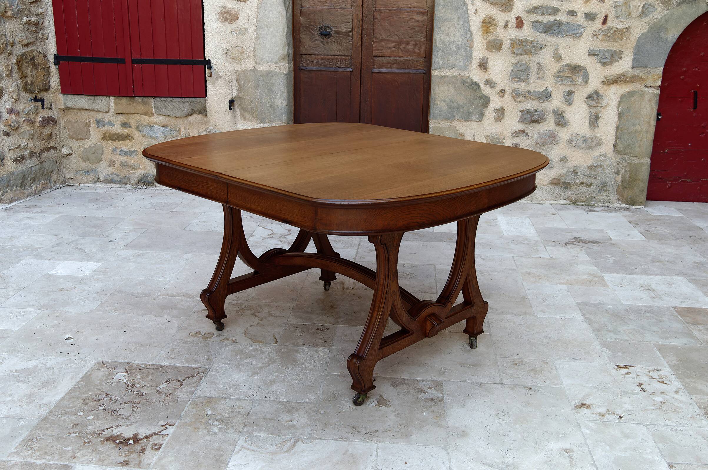 Dining room table by Maison Krieger, Art Nouveau, circa 1900, in solid oak