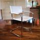 Fauteuil cantilever en cuir sellerie lisse