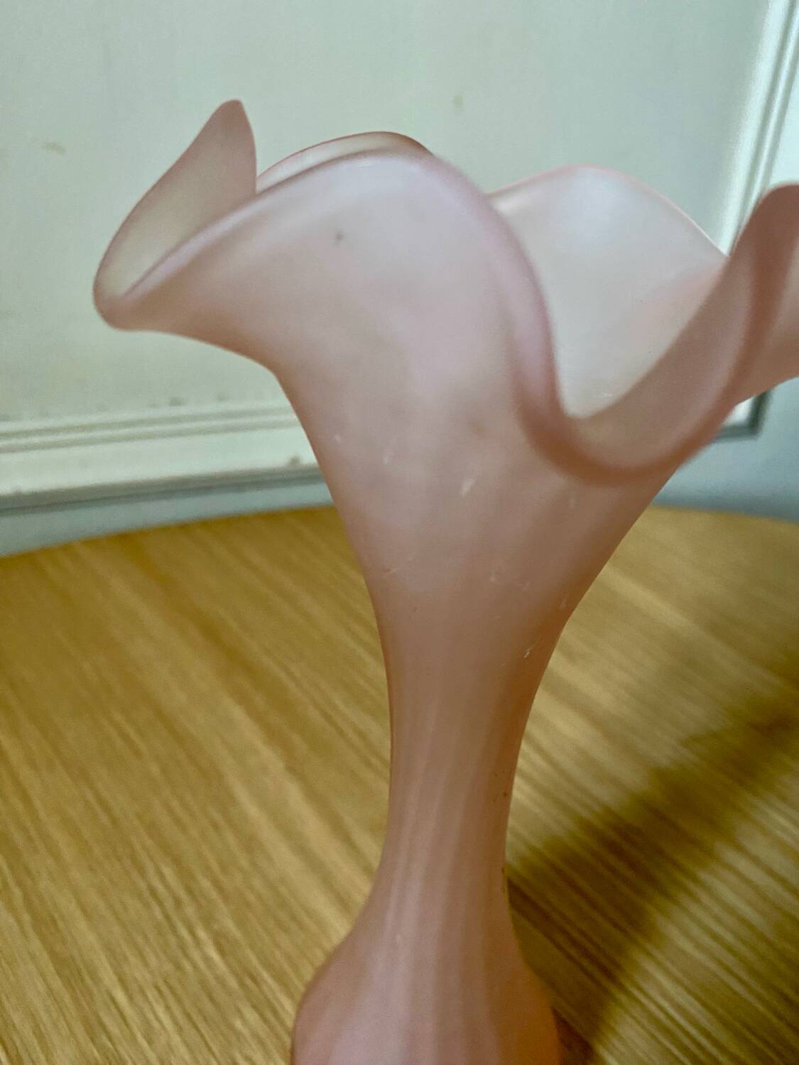 Vase en verre poli rose