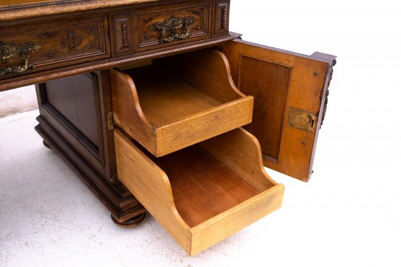 Bureau de style Renaissance antique, France, vers 1880.