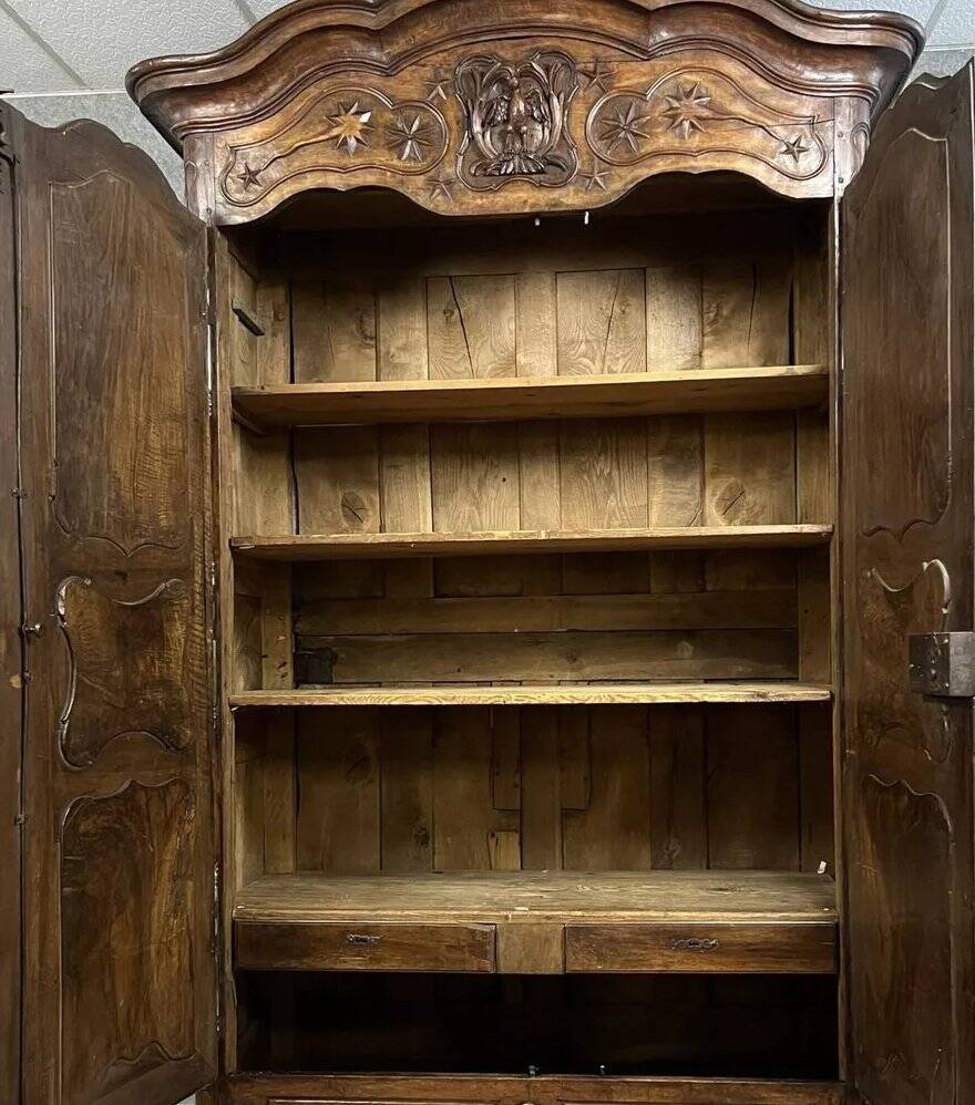 Very important Lyonnais wardrobe from the Louis XV period in solid walnut / height 295 cm