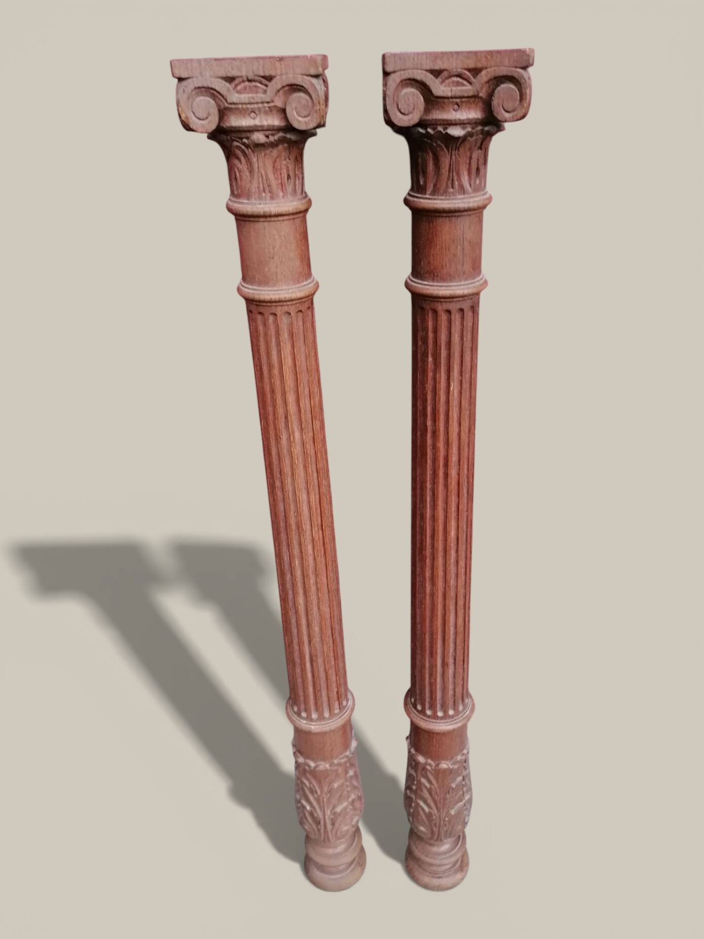 Pair of Corinthian columns H83cm in carved wood from the 19th century.