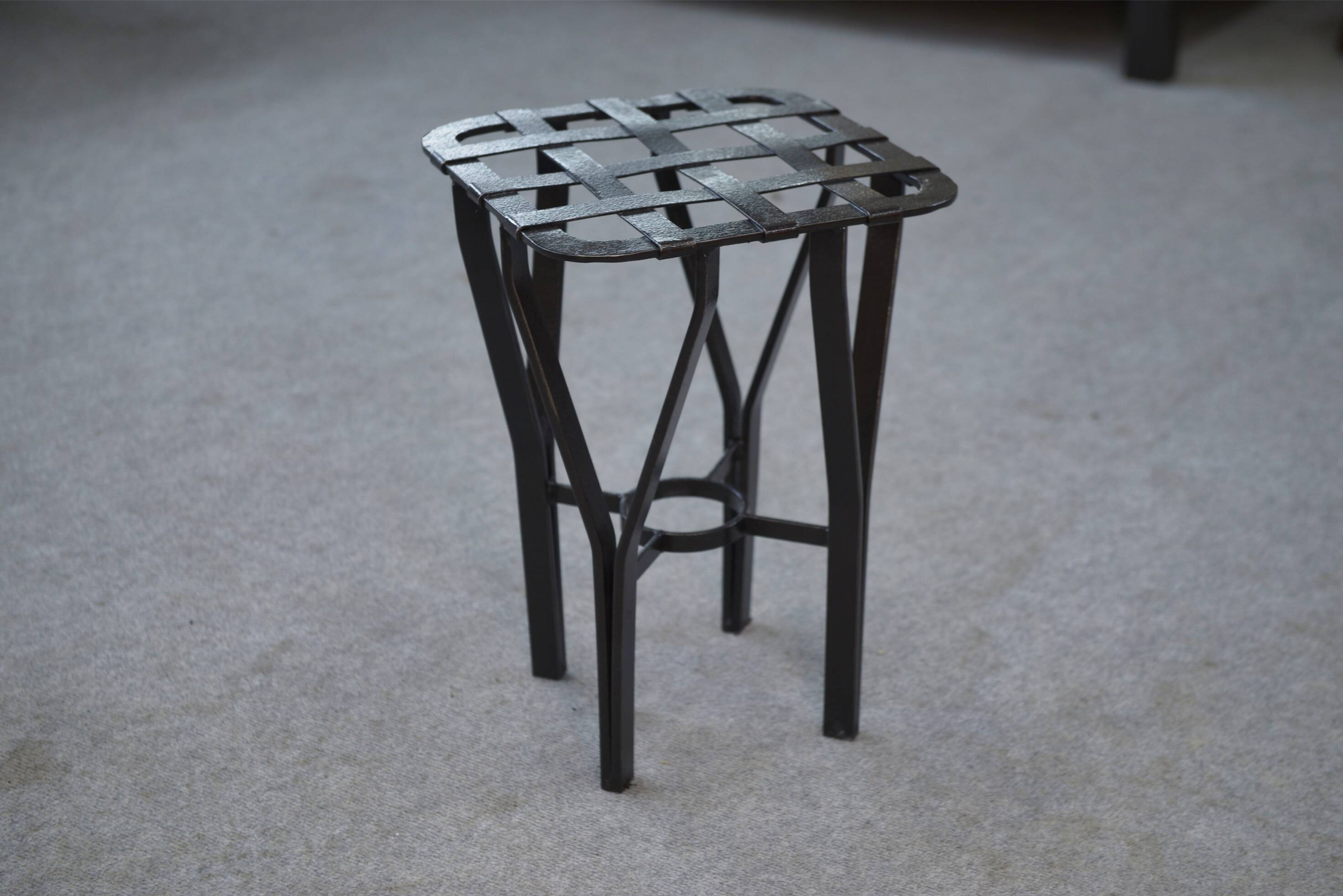 Tabouret fer forgé et métal tressé France 1950's