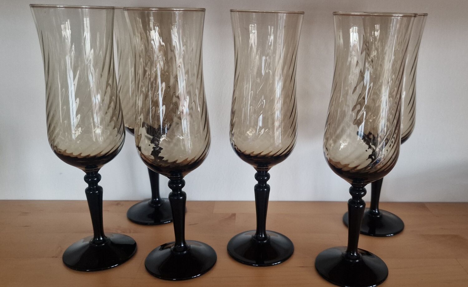 Verres en cristal fumé noir torsadé