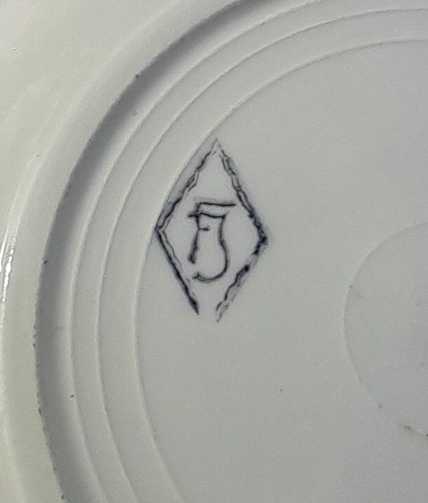 8 hollow plates in F J earthenware with frieze and central bouquet