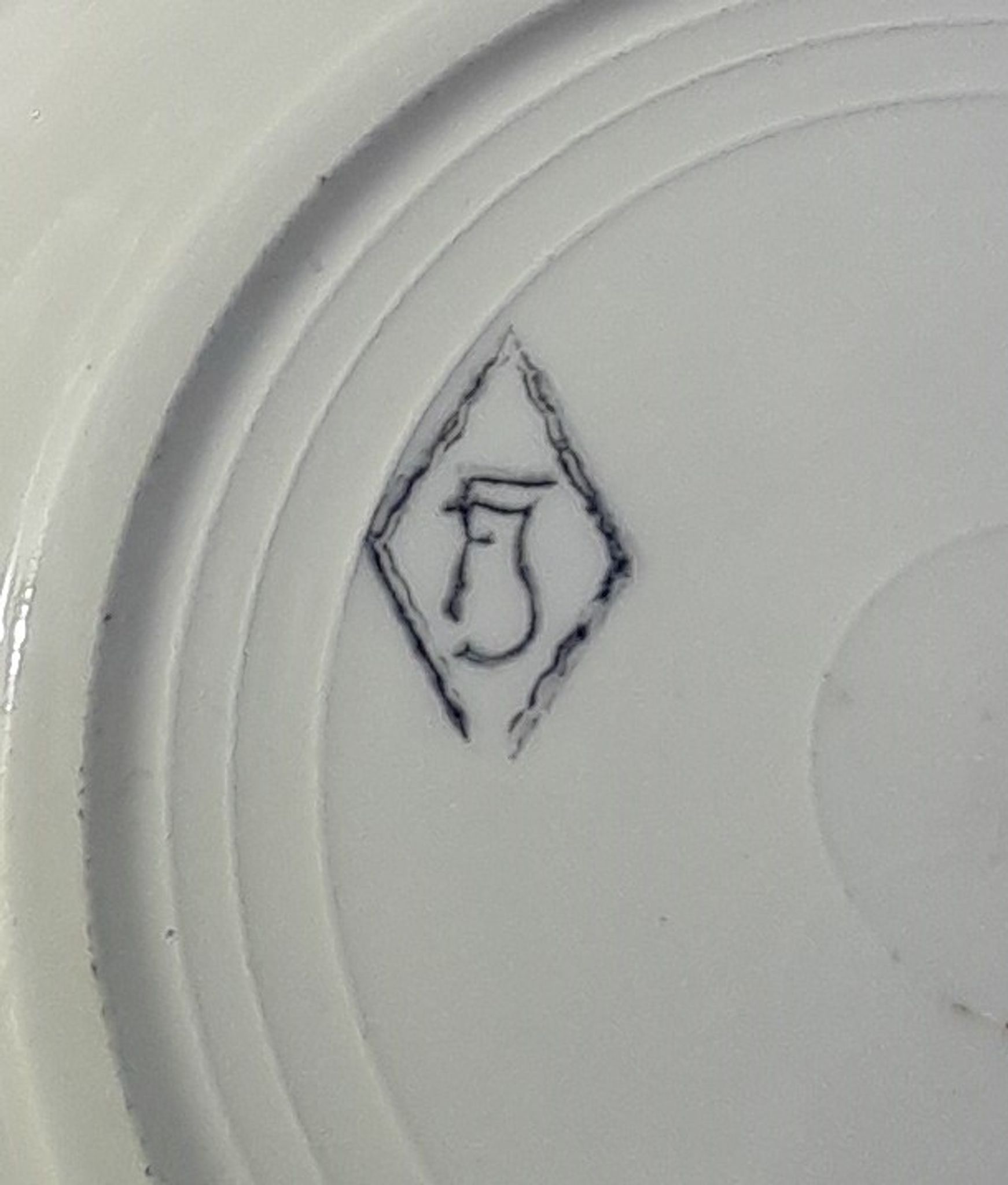 8 hollow plates in F J earthenware with frieze and central bouquet