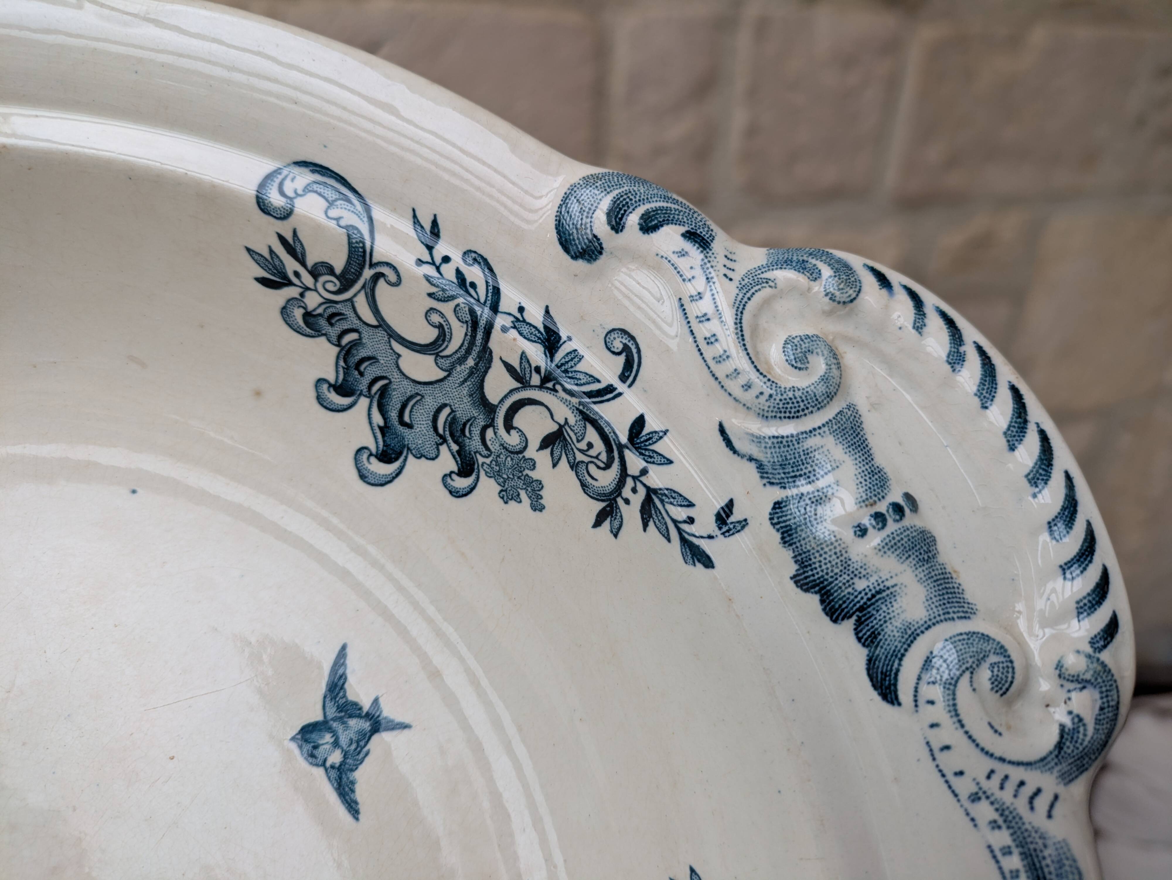 Shallow round plate Boch Frères model Regent with arabesque and foliage decoration.