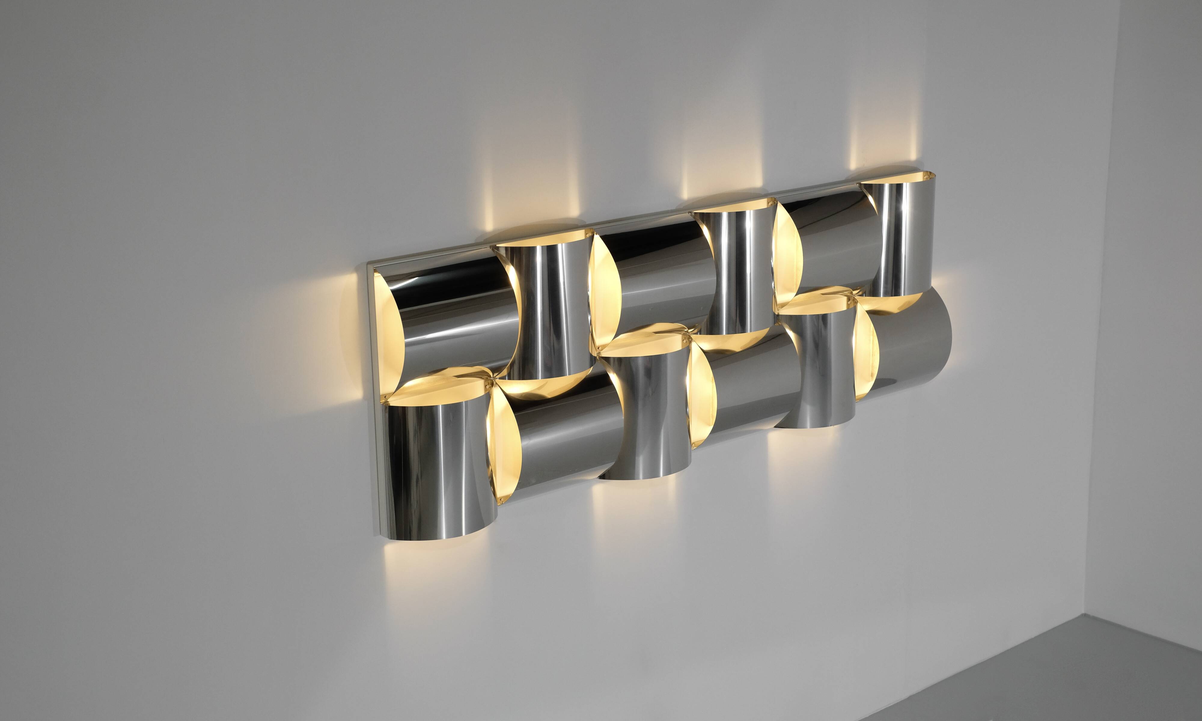 Contemporary wall light in stainless steel and metal.