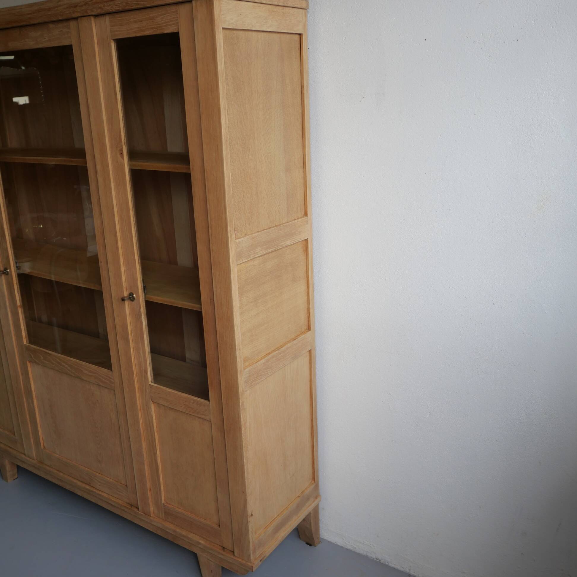 Glass-fronted dresser