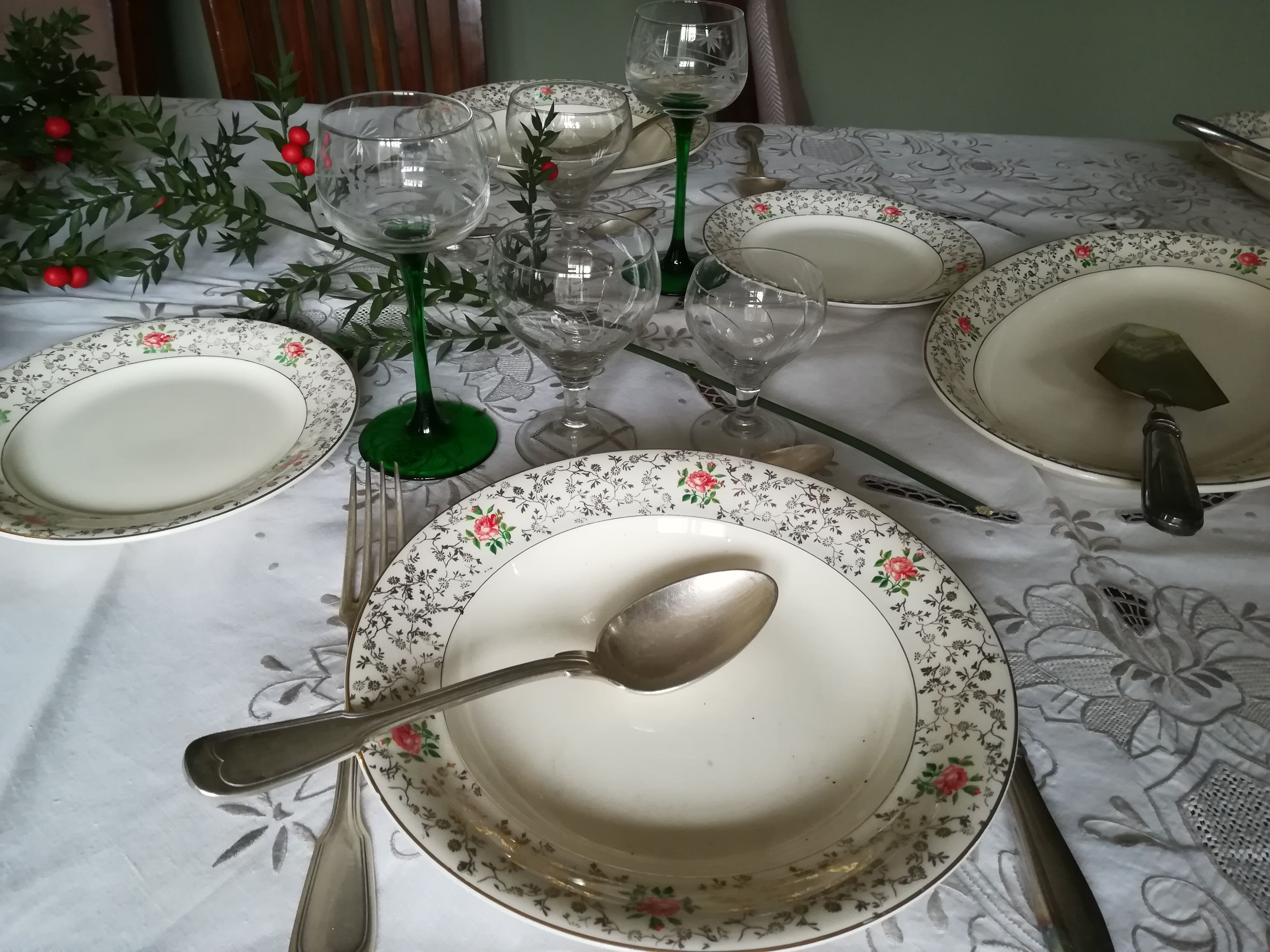 Round off-white tablecloth embroidered with grey flowers with 8 matching napkins - festive table