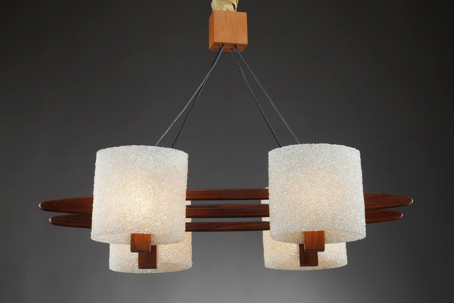 Suspension scandinave en teck et perplex granité