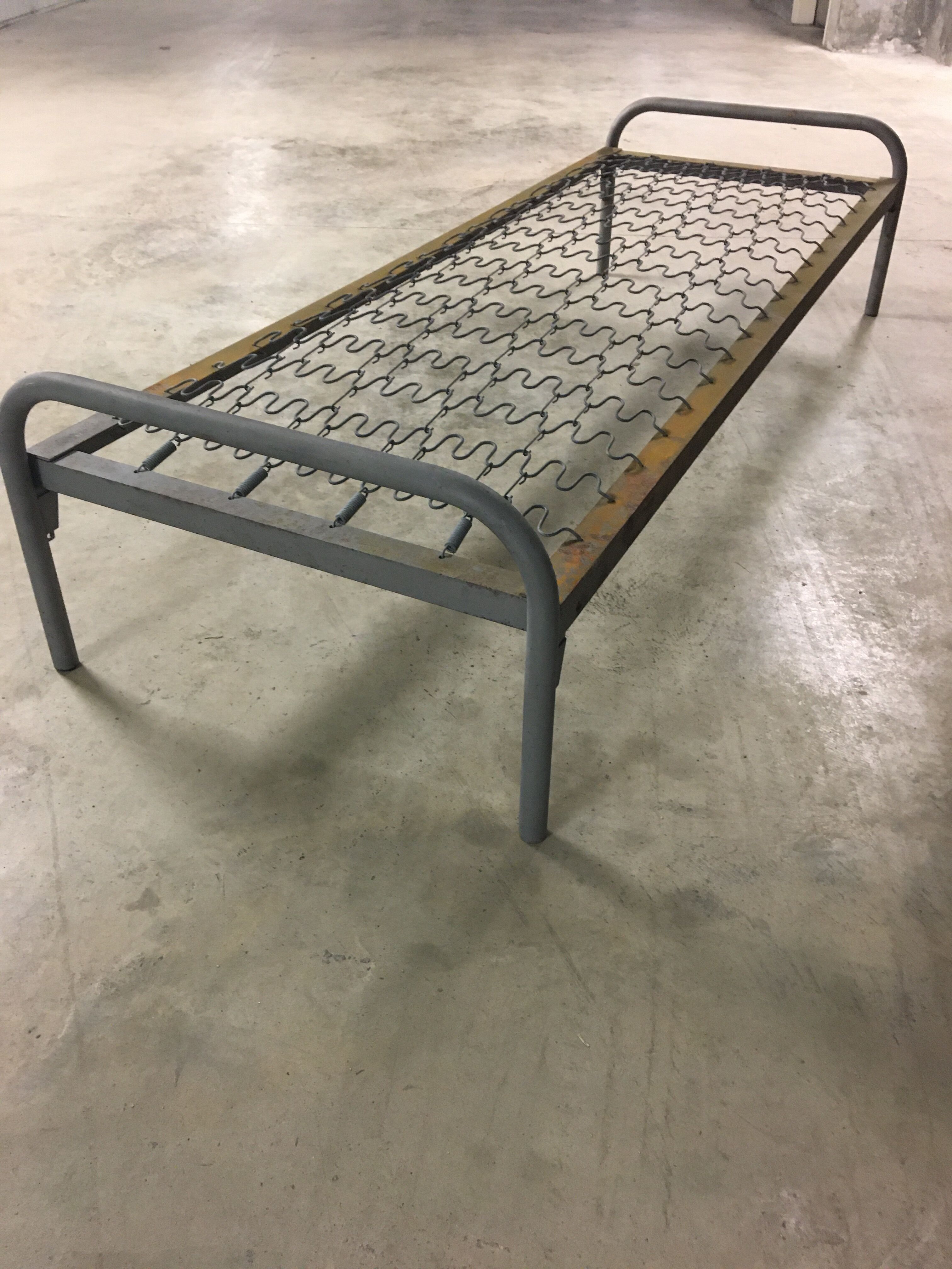 Metal bed