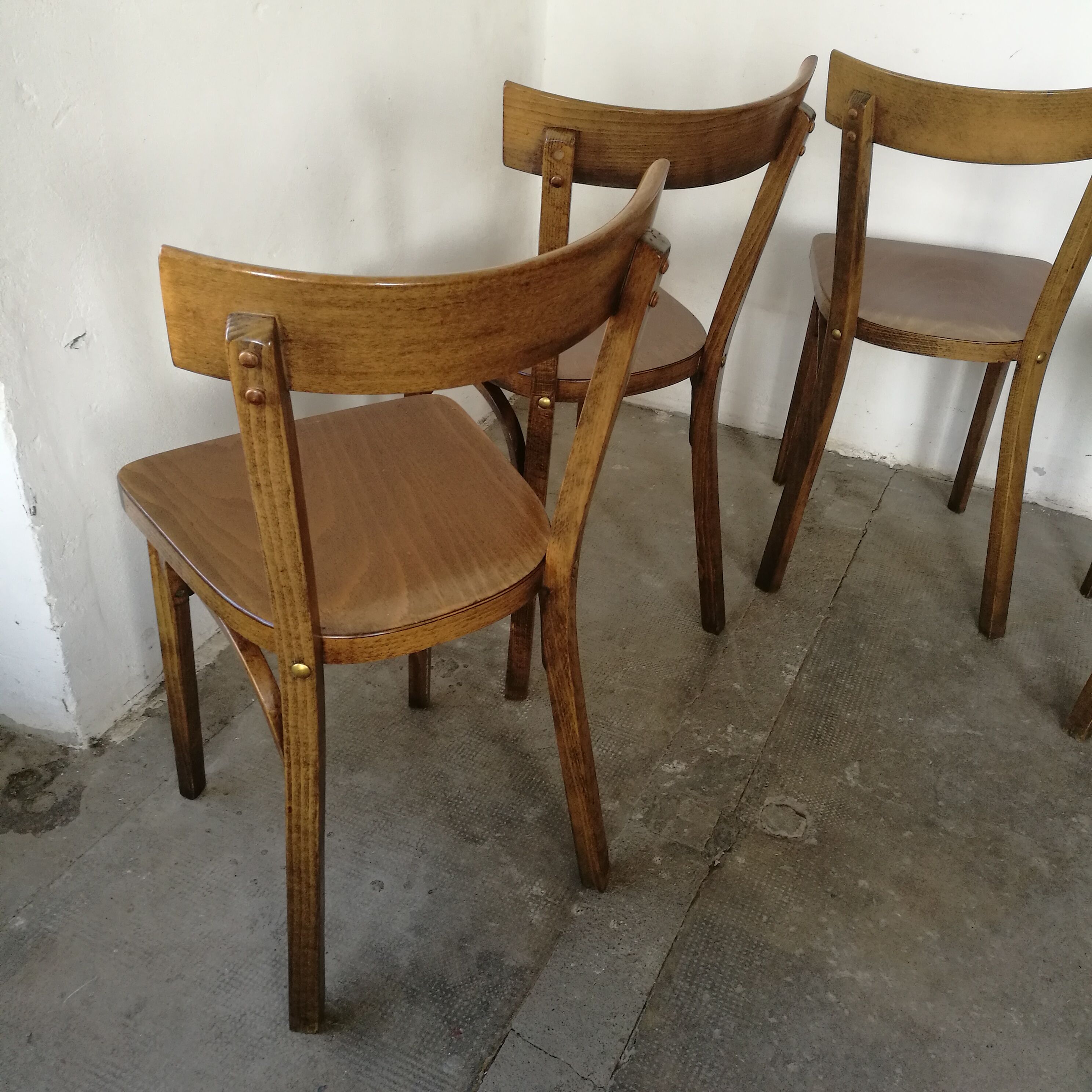 Set de 4 chaises bistrot en bois estampillées Baumann