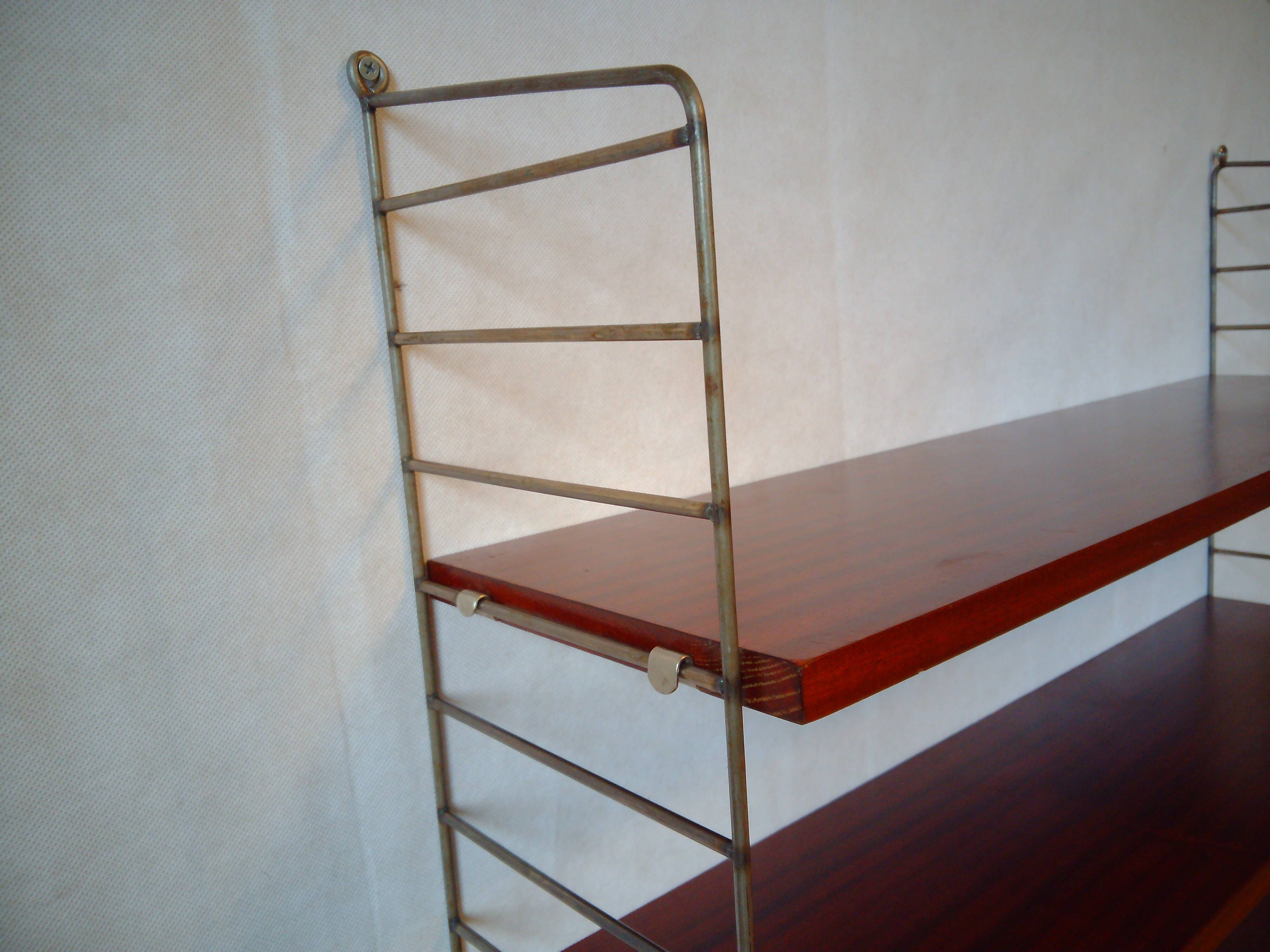 String shelf by Nisse Strinning with three mahogany shelves. Gungrey metal sides.