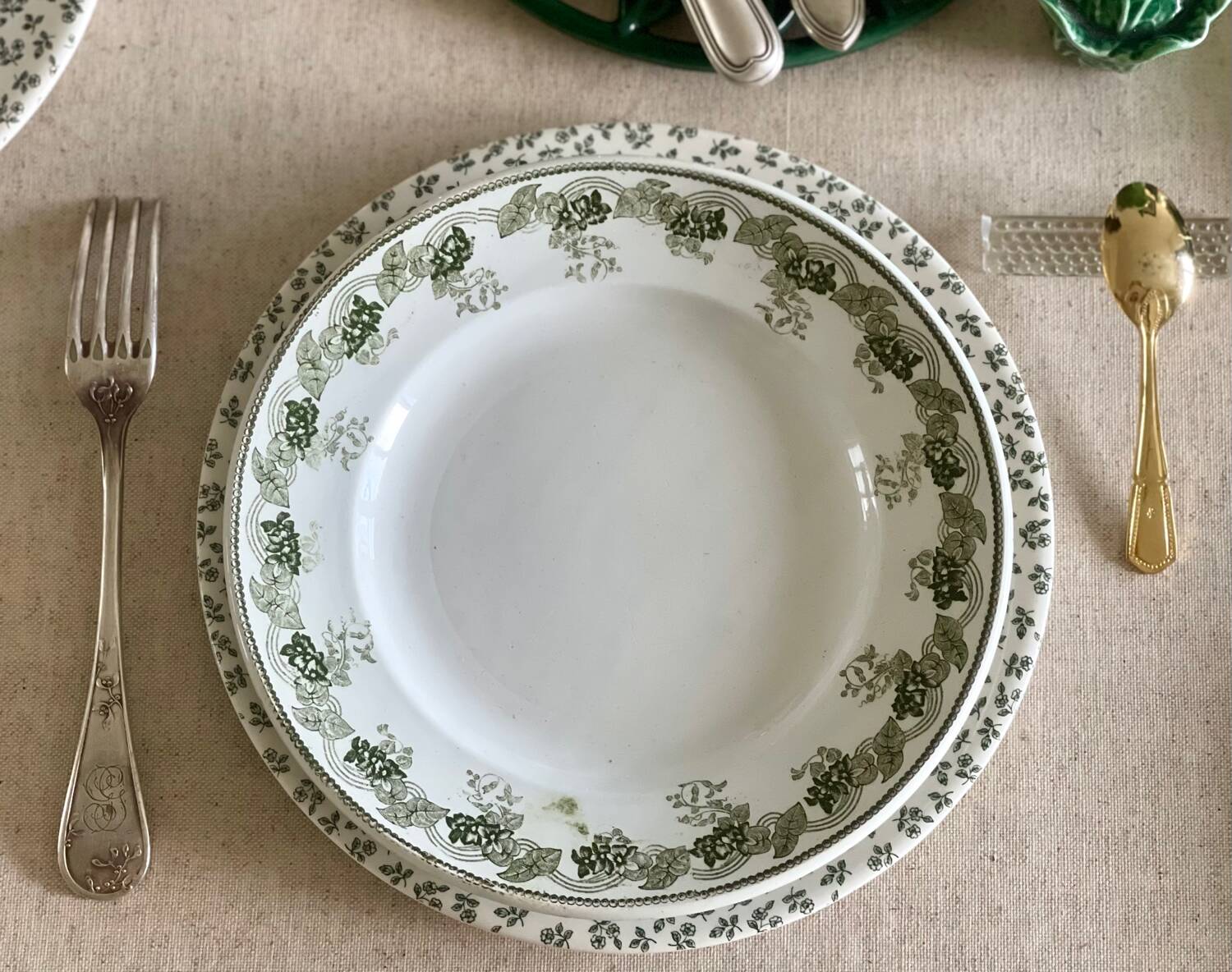 4 English dinner plates.
