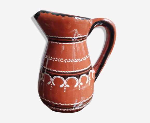 Carafe ocre à motifs de frises géométriques blanches et noires