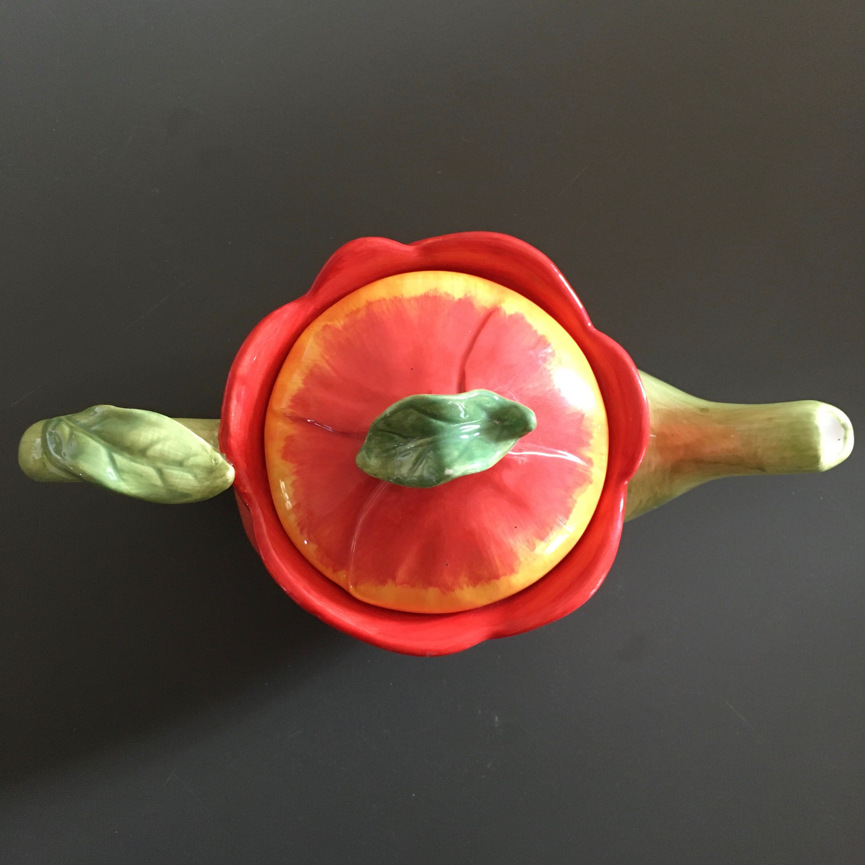 Théière tulipe en barbotine