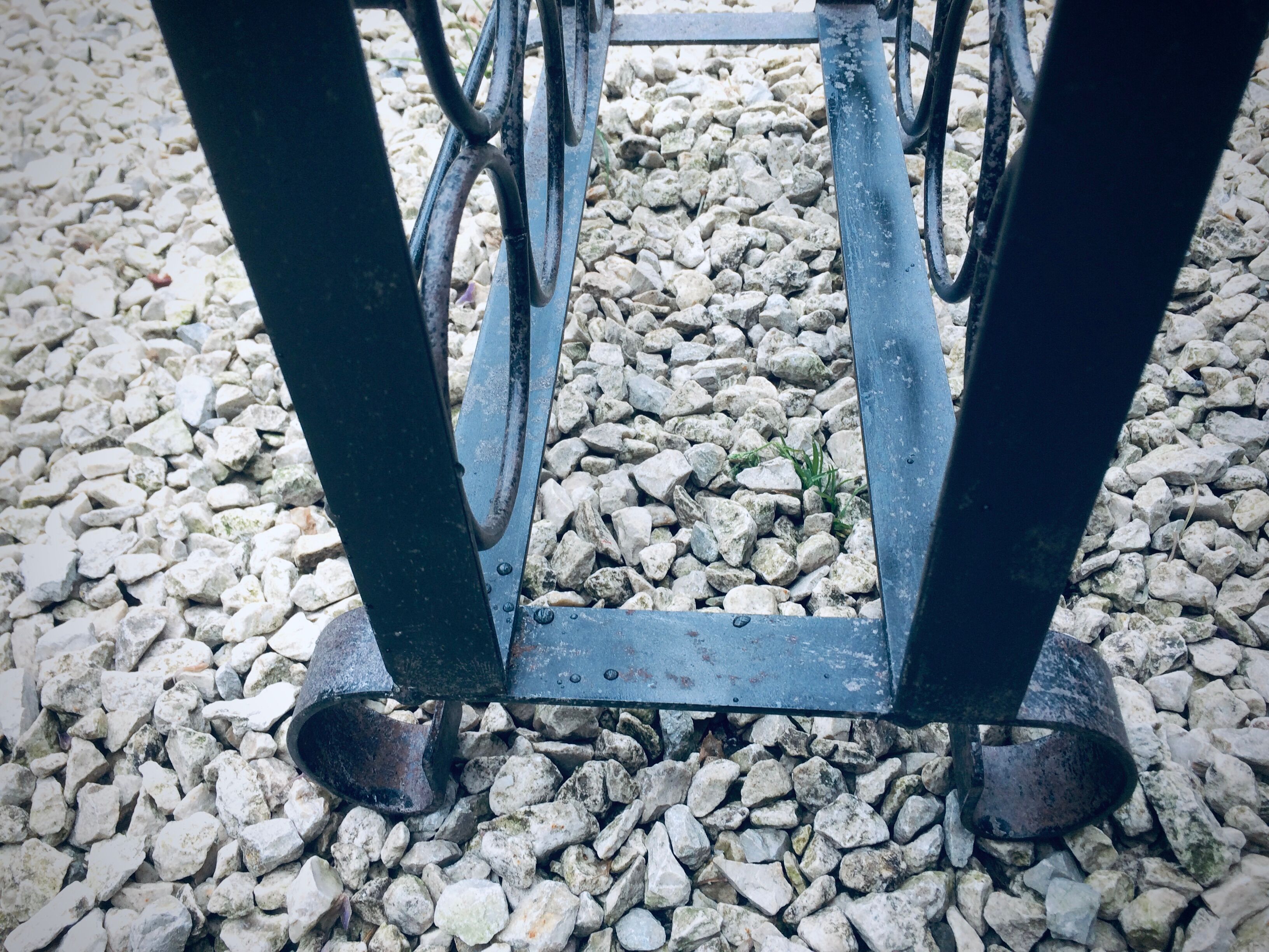 Porte-bouteille ancien en fer forgé