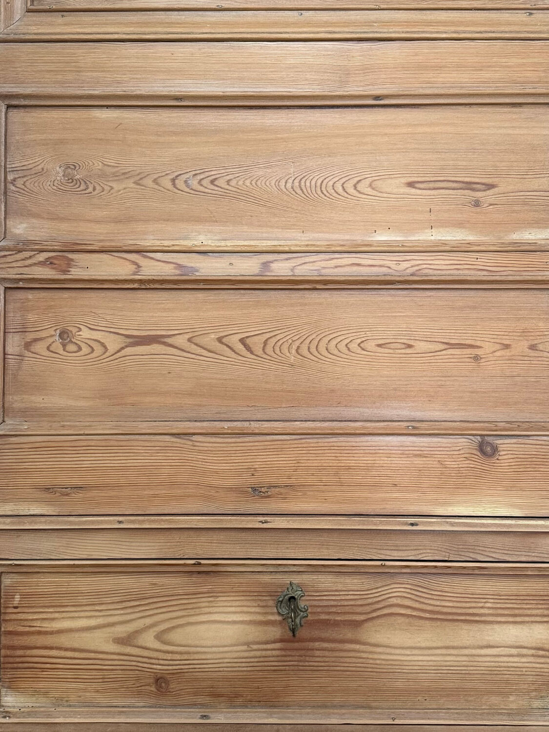 Small Parisian wardrobe "bonnetière"