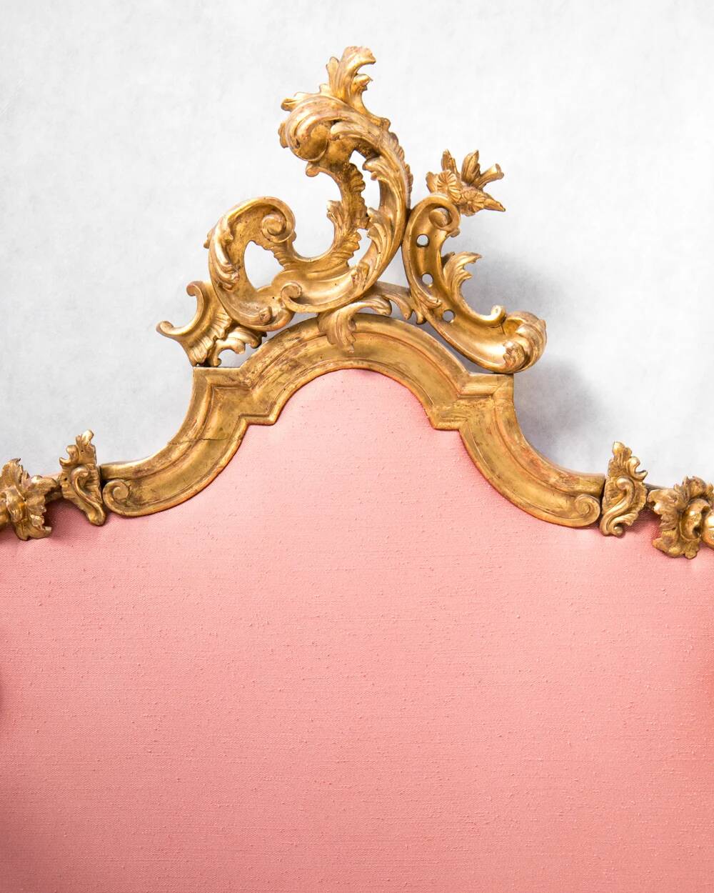 Italian rococo-style headboard in carved gilded wood, 19th century.