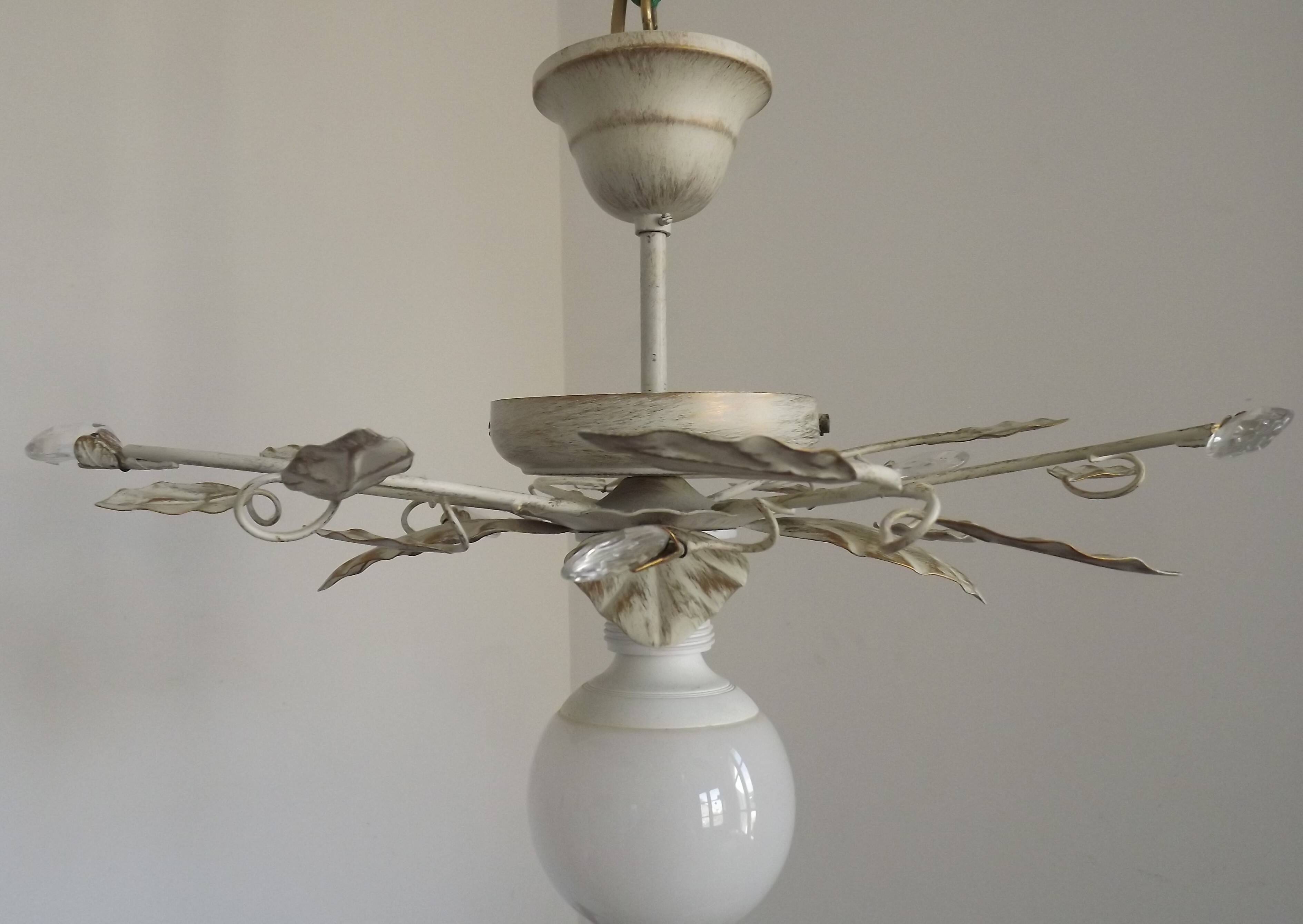 Lustre semi-encastré vintage charmant avec des feuilles et des perles en verre cristal.
