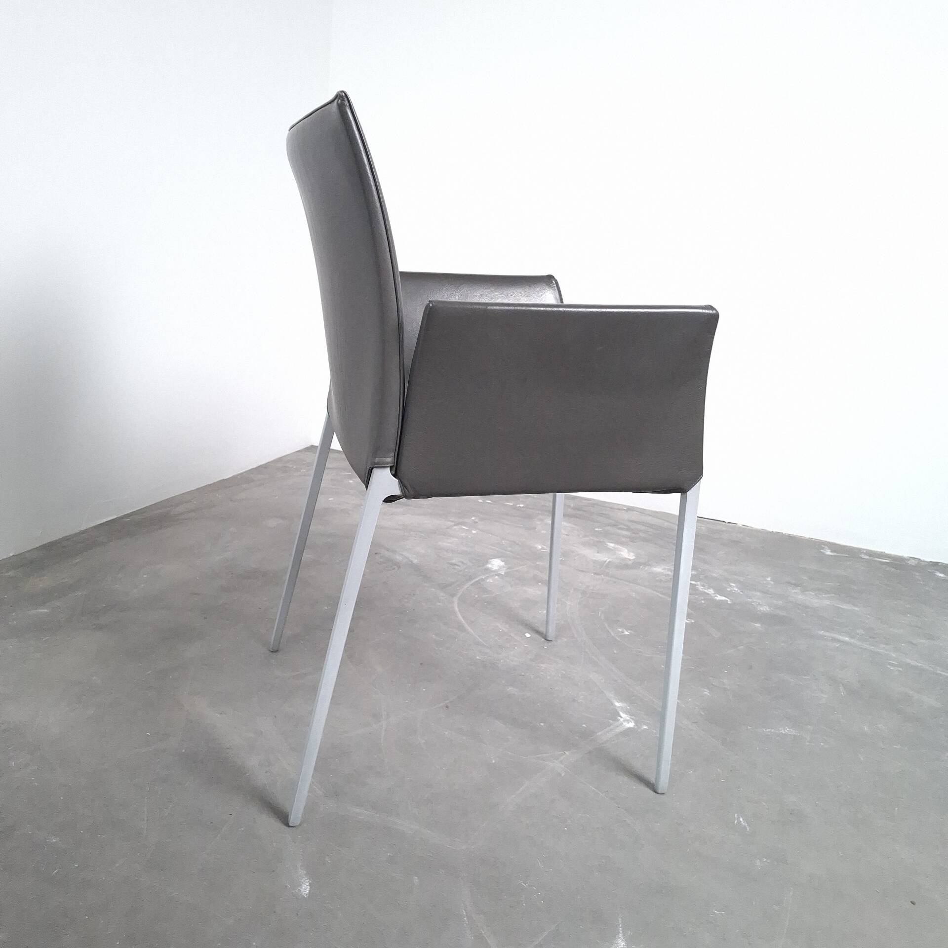 2 chaises à accoudoir Zanotta modèle Lia design de Roberto Barbieri