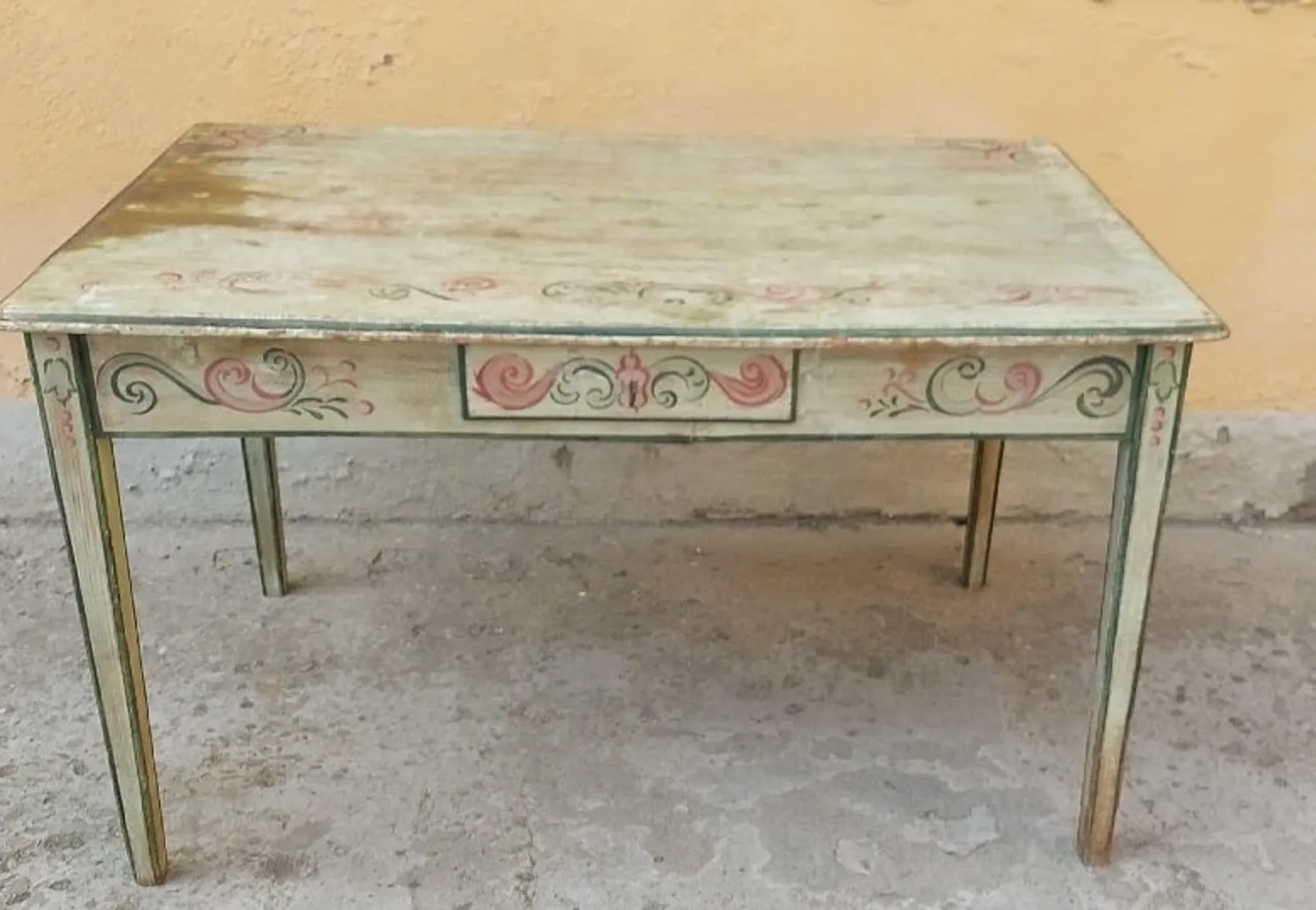Lacquered wooden writing table, lacquered and painted, 18th century. Tuscan.