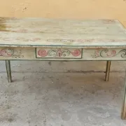 Lacquered wooden writing table, lacquered and painted, 18th century. Tuscan.
