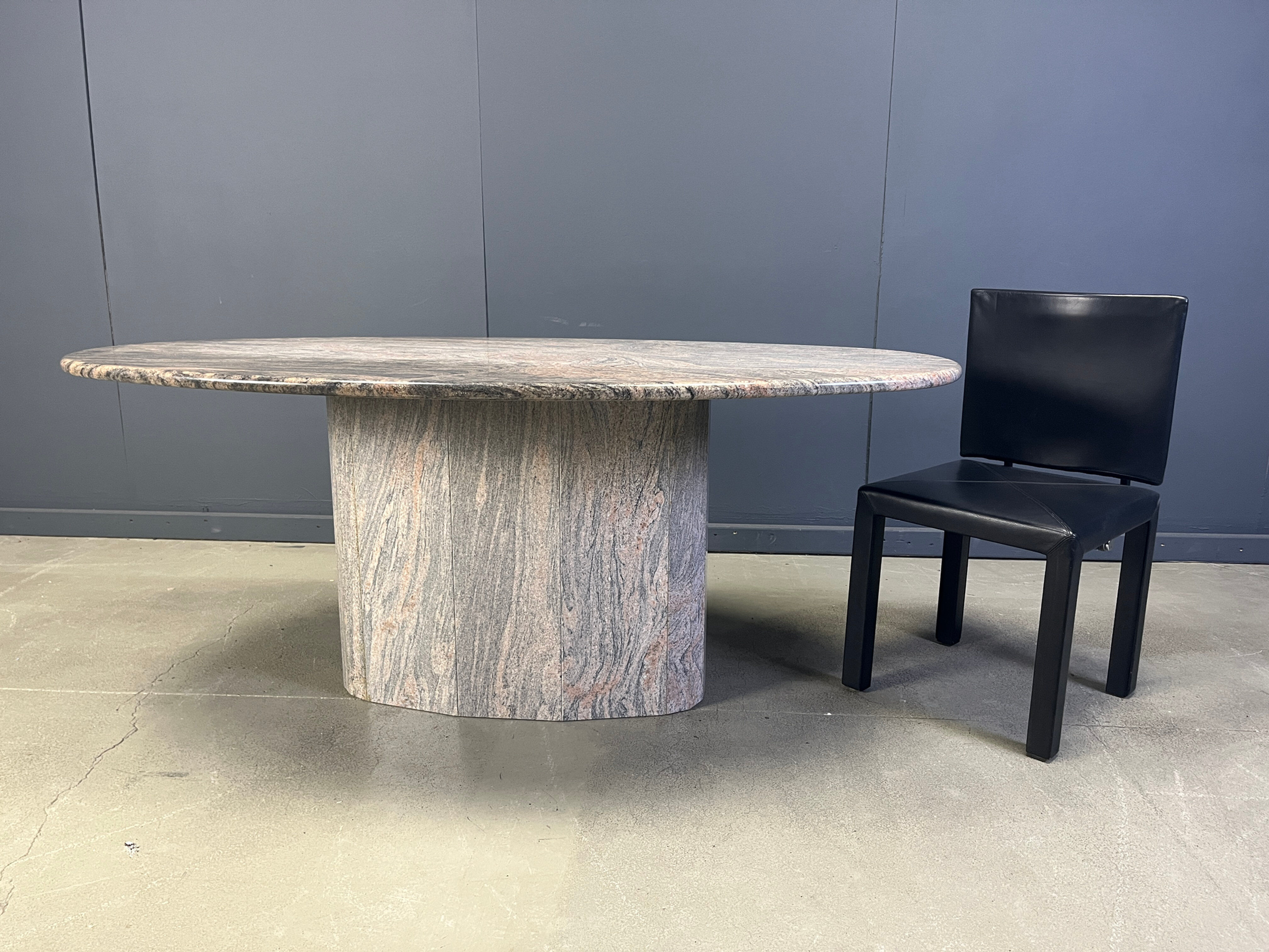 Table à manger en granit ovale vintage, années 1970