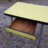 Table en formica jaune