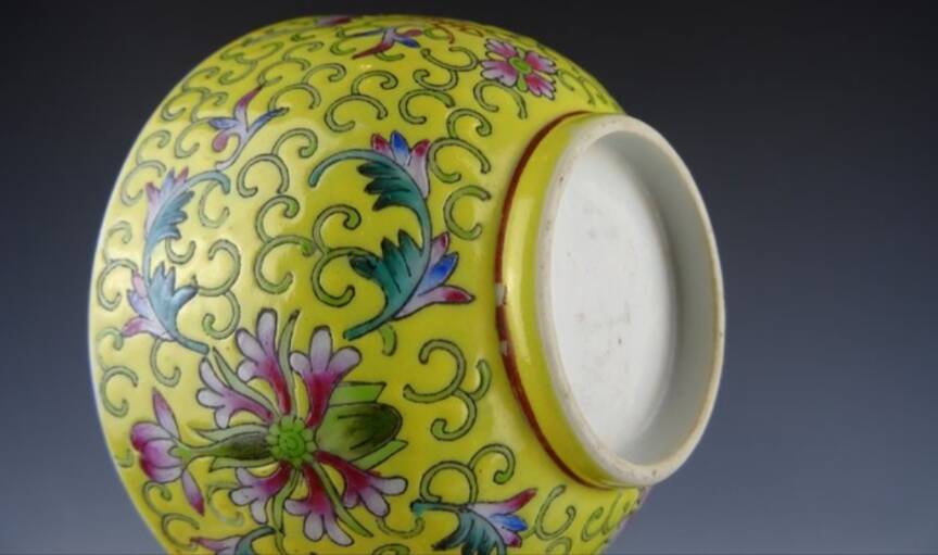 Pair of porcelain bowls and spoons "Famille Rose" China, early 20th century.