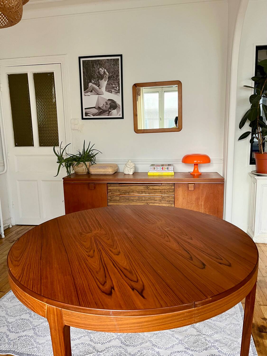 Round extendable rosewood table from the 70s