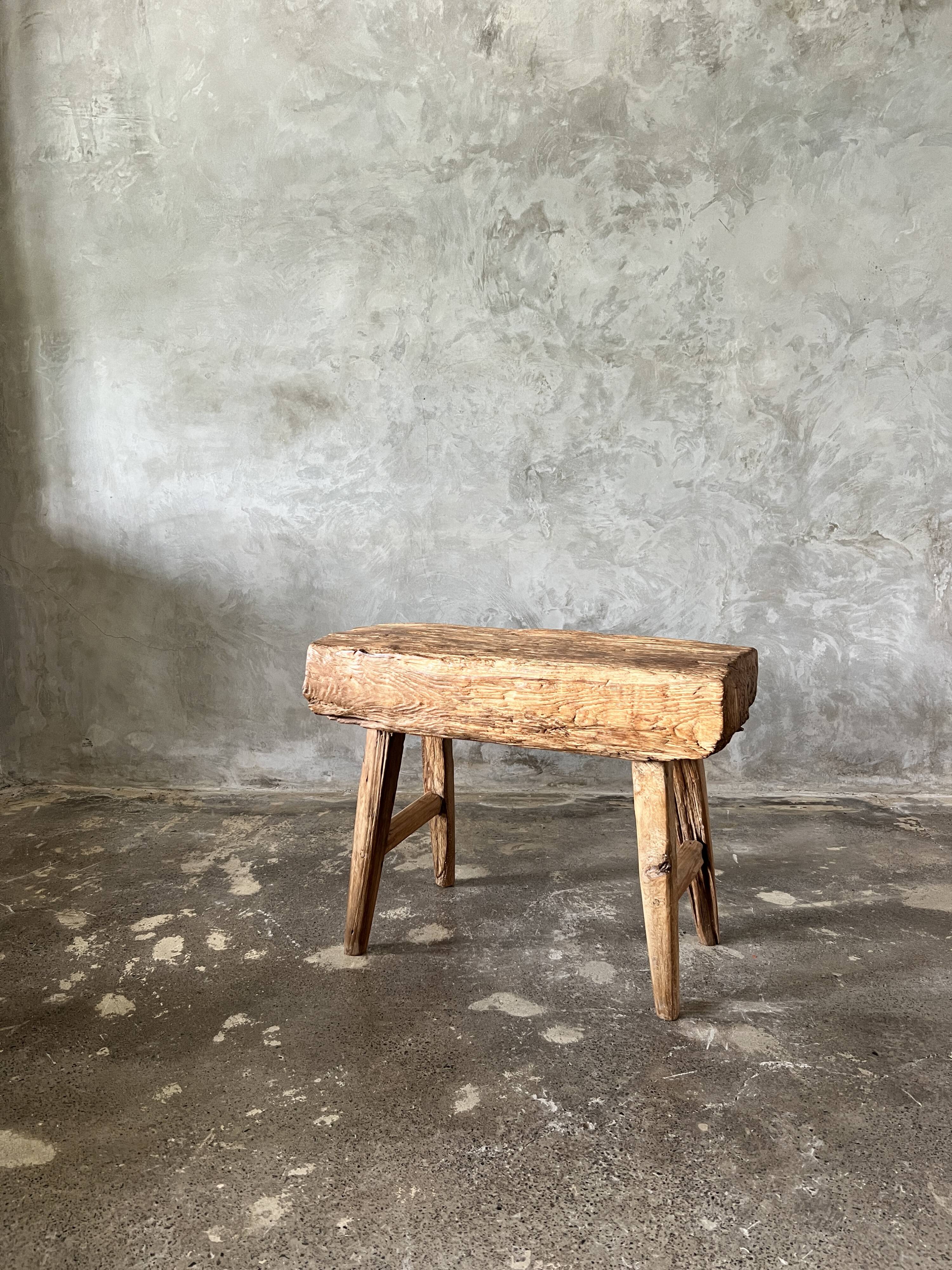 Small organic bench in blond Asian teak quadripod - Tujuh