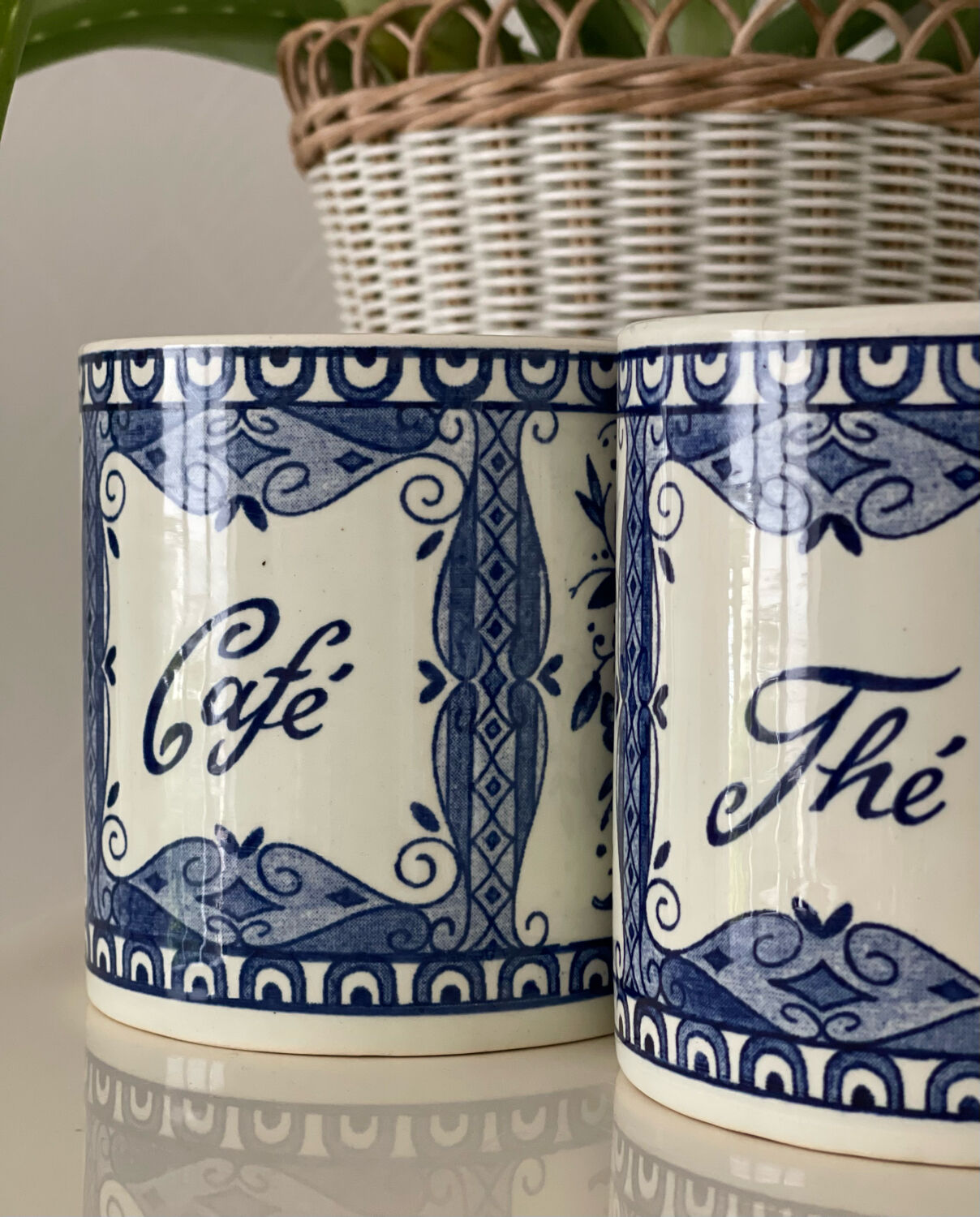 3 Delfts jars.