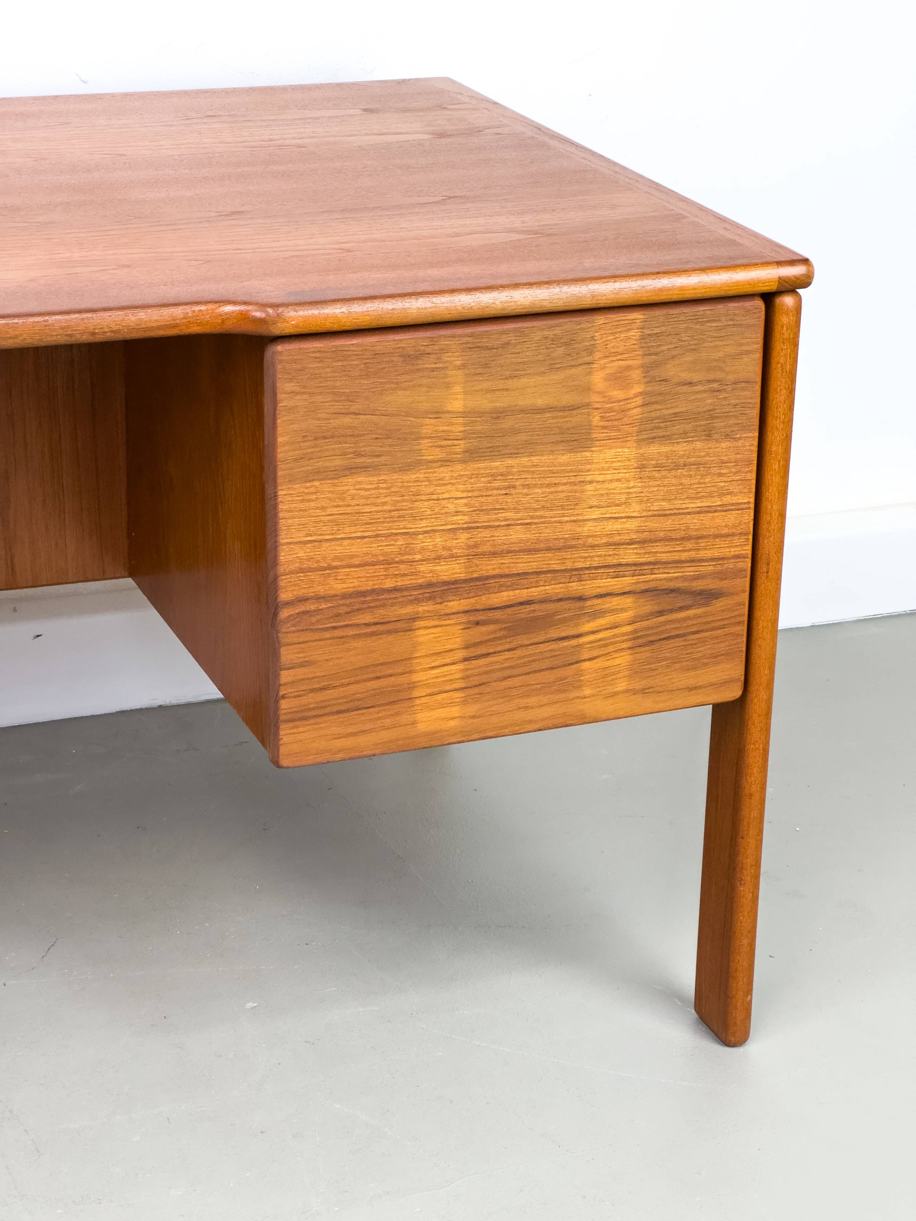 Bureau autoportant en teck avec porte et tiroirs, années 1970