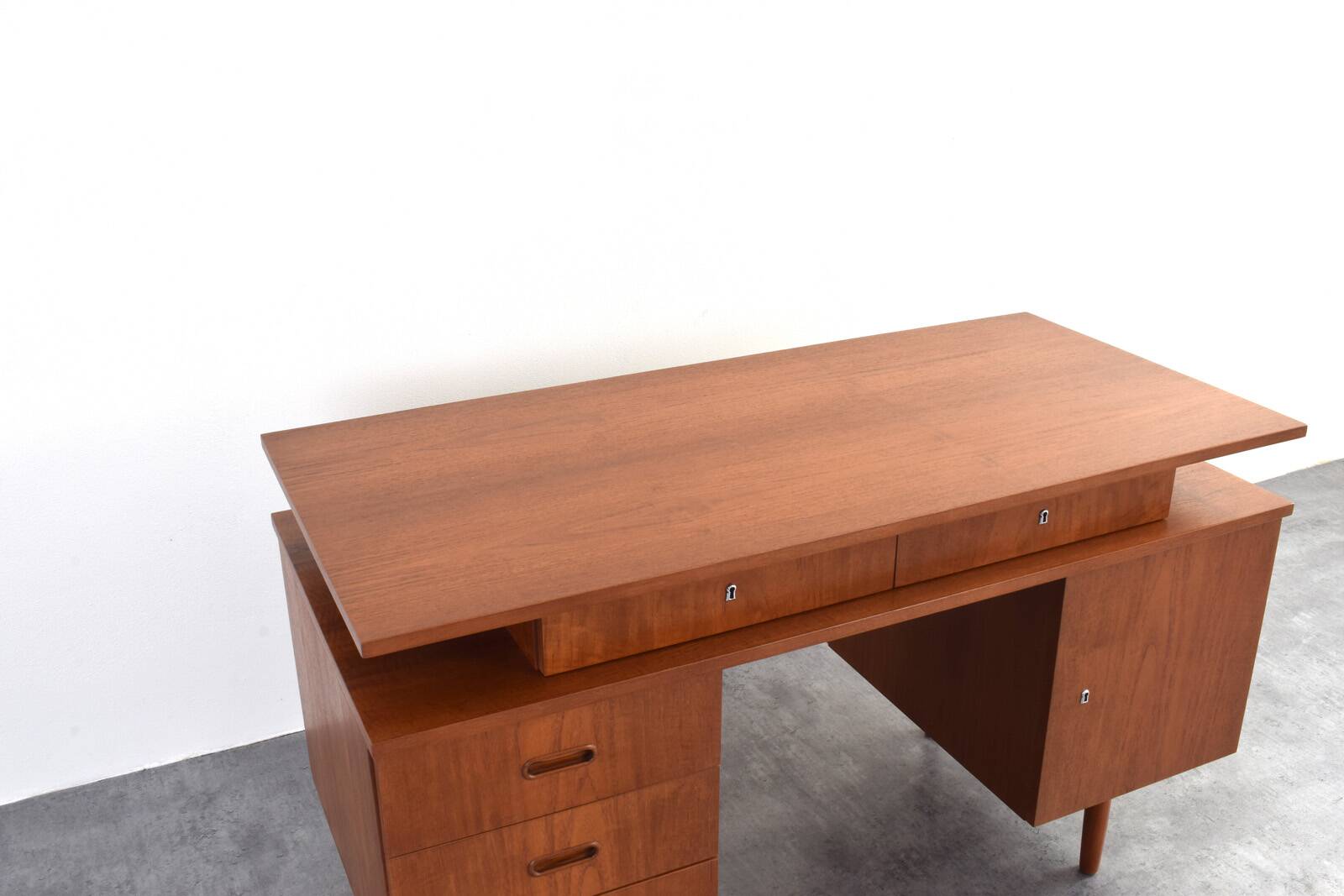 Bureau en teck des années 1960.