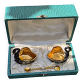 Ensemble de salières en porcelaine noire peintes à la main dans leur boîte d'origine.