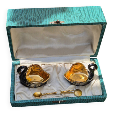Ensemble de salières en porcelaine noire peintes à la main dans leur boîte d'origine.