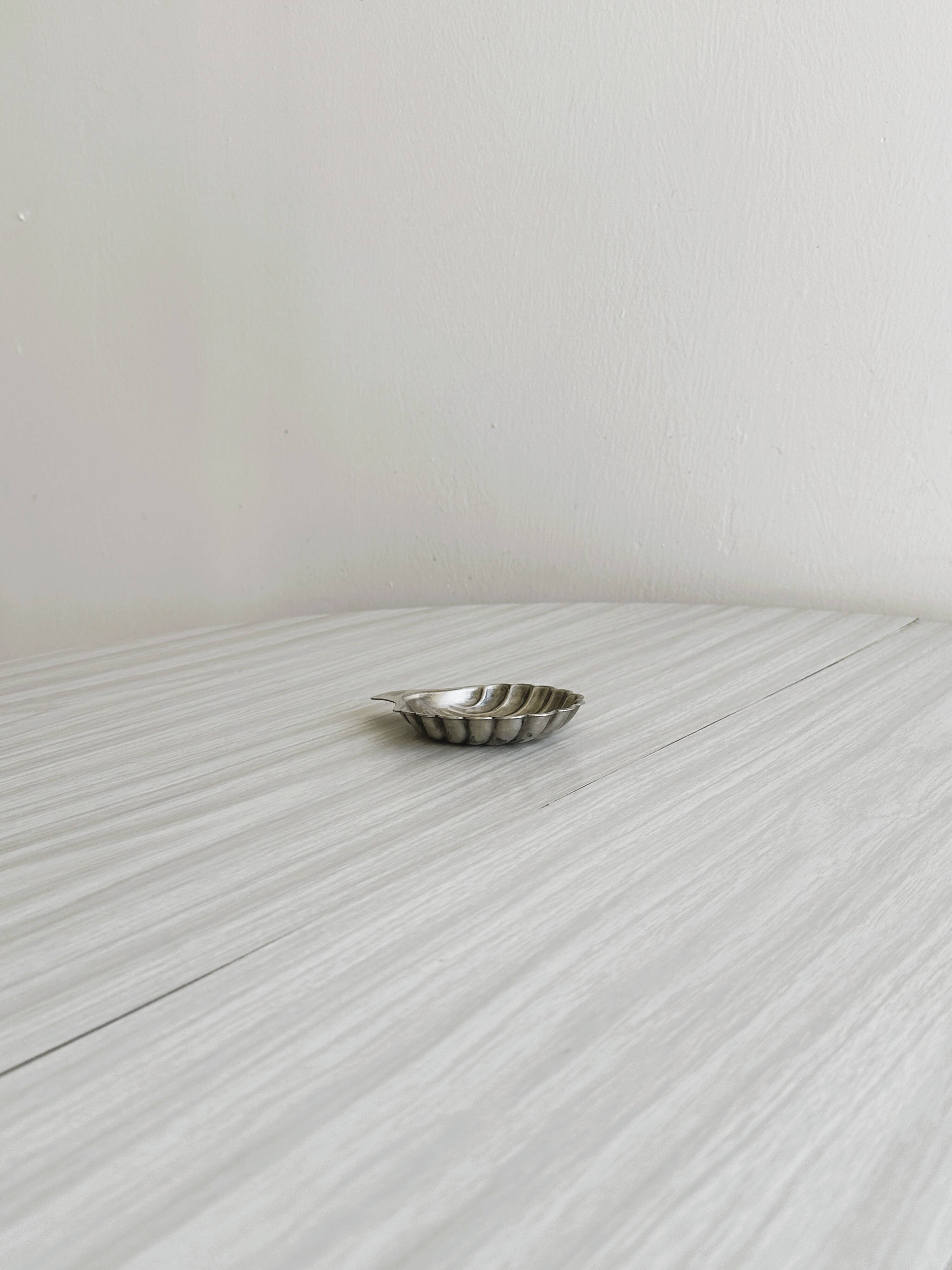 Small metal pocket emptier