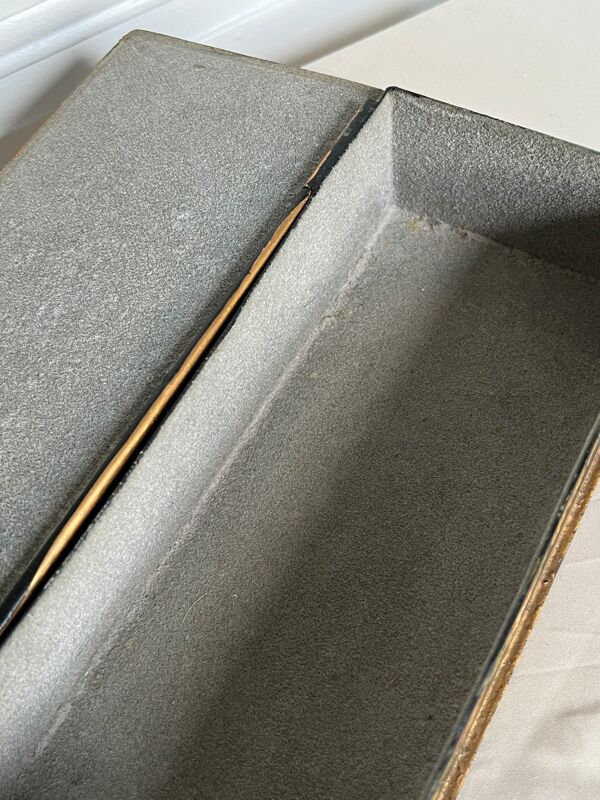 Boite à bijoux noir avec fleurs intérieur tissu gris