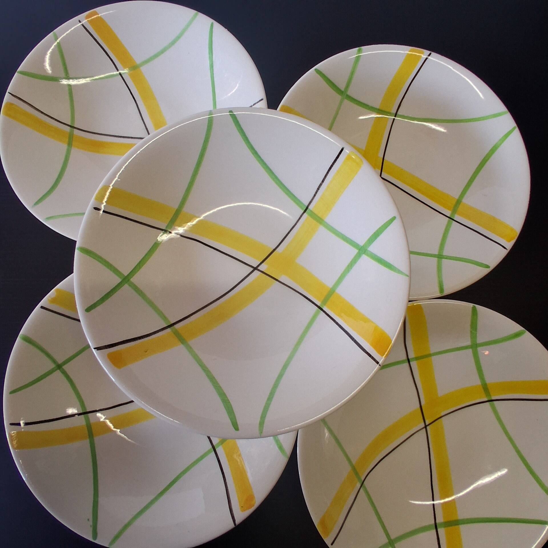 5 deep plates from Gien model "Sarabande" in good condition.